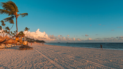 Amanecer en hermosa playa de arena blanca y mar turquesa del Caribe en Punta Cana, Rep&uacute;blica Dominicana