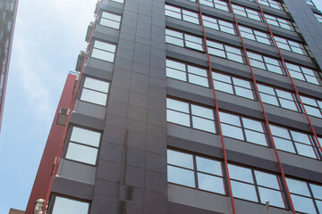 Ed&iacute;ficio comercial que abriga escrit&oacute;rios e sedes de empresas. 