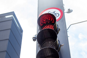 Sem&aacute;faro vermelho para ciclista indicando pare. 