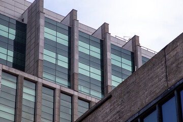 Ed&iacute;ficio comercial que abriga escrit&oacute;rios e sedes de empresas. 