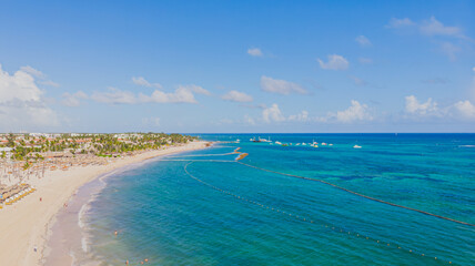Vista aérea de Punta Cana en república dominicana. Mar Caribe con agua azul claro y palmeras verdes. Playa tropical. La mejor playa del mundo