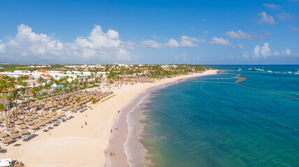 Vista a&eacute;rea de Punta Cana en rep&uacute;blica dominicana. Mar Caribe con agua azul claro y palmeras verdes. Playa tropical. La mejor playa del mundo