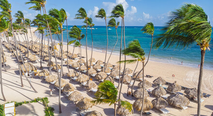 Vista aeres de la playa de isla tropical con palmeras y mar caribe, punta cana, república dominicana