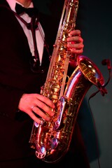 Obraz premium Close-Up of Jazz Musician with Saxophone 