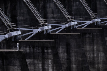 Neat reservoir outlet and monitor