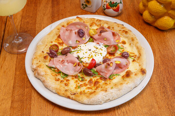 Pizza sicilienne à la mortadelle aux pistaches, olives, crème et tomates