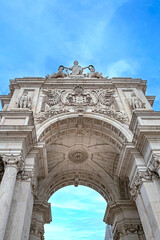 Obraz premium The Augusta Street Triumphal Arch in Commerce Square, a public monument built between 1759 and 1873 with sculptures by Calmels representing Glory and by Vítor Bastos representing heroes. Lisbon 2023