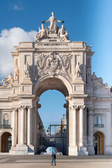 Obraz premium The Augusta Street Triumphal Arch in Commerce Square, a public monument built between 1759 and 1873 with sculptures by Calmels representing Glory and by Vítor Bastos representing heroes. Lisbon 2023