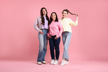 Naklejka premium Portrait of happy friends on pink background