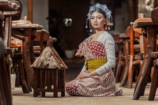 Indonesian woman in traditional Javanese clothing
