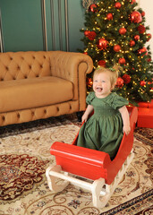 bebe feliz celebra o natal em decora&ccedil;&atilde;o linda com arvore e luzes 