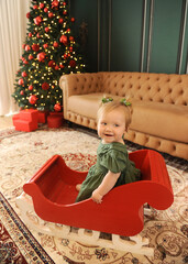 bebe feliz celebra o natal em decora&ccedil;&atilde;o linda com arvore e luzes 