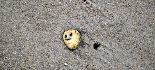 Gesicht auf Kieselstein