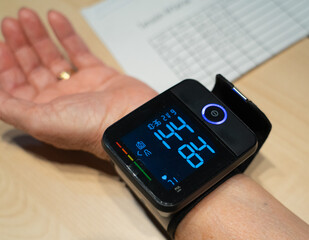 Measuring blood pressure with a digital wrist blood pressure monitor