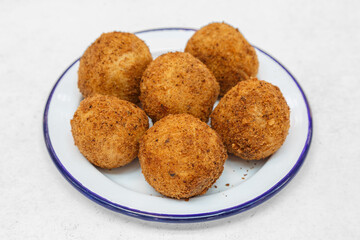 Rissois portugais à la viande – petits beignets salés portugais sur une table en bois blanche