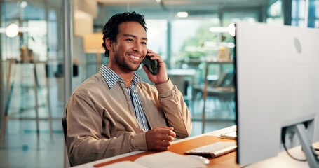 Obraz premium Business man, smile and phone call with computer for feedback, chat or contact source for story. Mobile, journalist and person in office with tech for communication, article publication and news