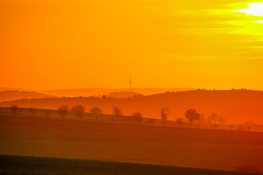 unk und Sendemast bei Sonnenuntergang