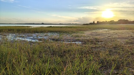 Um lindo pôr-do-sol na represa de Jurumirim, em Avaré, interior do Estado de São Paulo, Brasil.