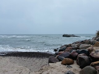 felsiger Strand in der N&auml;he von Skagen, D&auml;nemark an einem wolkigen Herbsttag