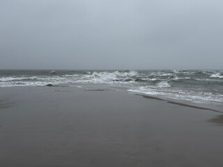 starke Wellen am einsamen Strand von Skagen, Dänemark