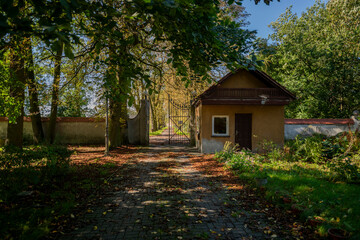 Obraz premium Abandoned Historic Mansion Interior With Atmospheric Decay and Detailed Old Architecture