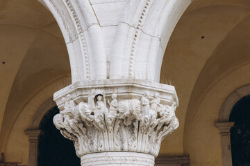 Obraz premium Doge's Palace column capital with sculpted figures in Venice