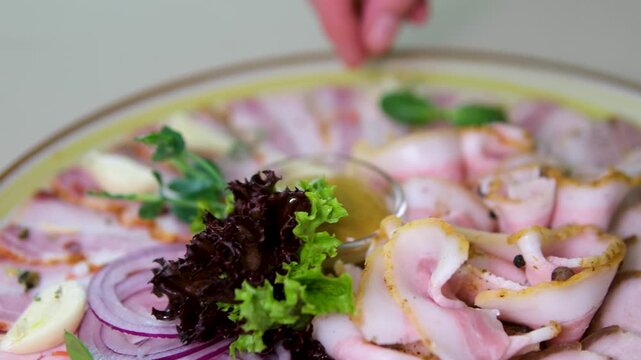 Sprinkle with cumin on the sliced sausage and bread. Sprinkle the meat slices with seasonings