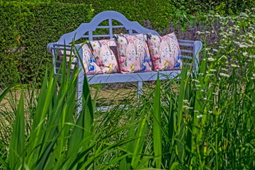 Blaue Sitzbank mit Kissen