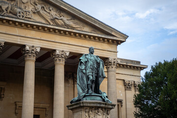 Obraz premium Historical statue with classical architecture