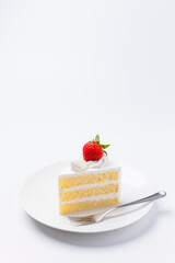 皿に盛られたケーキ ショートケーキ 白背景