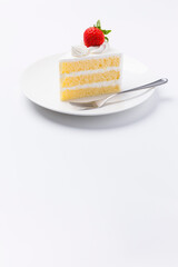 皿に盛られたケーキ ショートケーキ 白背景