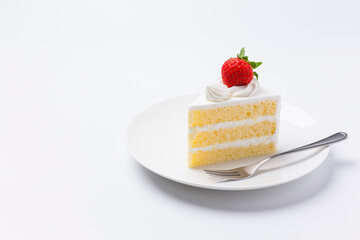 皿に盛られたケーキ ショートケーキ 白背景