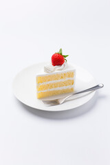 皿に盛られたケーキ ショートケーキ 白背景