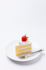 皿に盛られたケーキ ショートケーキ 白背景