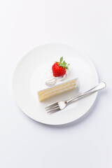 皿に盛られたケーキ ショートケーキ 白背景