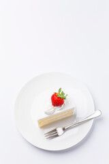 皿に盛られたケーキ ショートケーキ 白背景