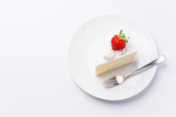 皿に盛られたケーキ ショートケーキ 白背景