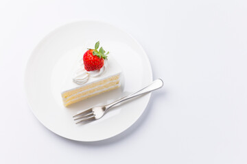 皿に盛られたケーキ ショートケーキ 白背景