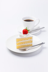 皿に盛られたケーキとコーヒー ショートケーキ 白背景