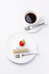 皿に盛られたケーキとコーヒー ショートケーキ 白背景