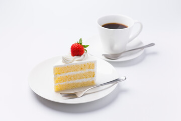 皿に盛られたケーキとコーヒー ショートケーキ 白背景