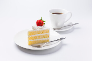 皿に盛られたケーキとコーヒー ショートケーキ 白背景