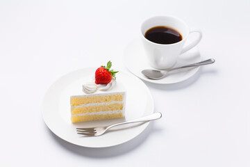 皿に盛られたケーキとコーヒー ショートケーキ 白背景