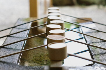 水面に並ぶ柄杓と静寂な手水舎