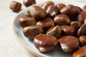 A view of a layer of chestnuts, on a plate.