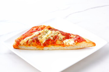 ピザ - チーズとベーコンをたっぷりのせたトマトソースのピザ

