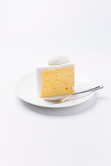 皿に盛られたケーキ シフォンケーキ 白背景