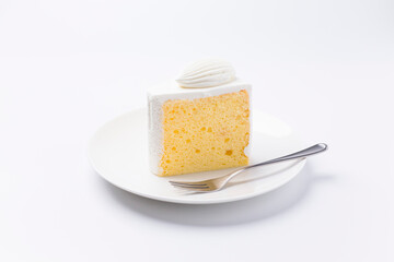 皿に盛られたケーキ シフォンケーキ 白背景