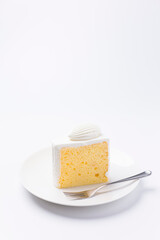 皿に盛られたケーキ シフォンケーキ 白背景