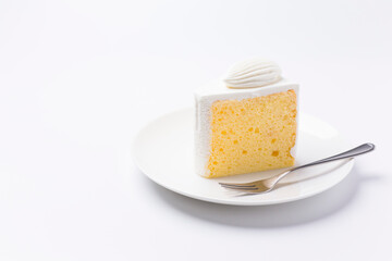 皿に盛られたケーキ シフォンケーキ 白背景